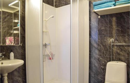 y baño con ducha, aseo y lavamanos. en Lovely Home In Bokn With House Sea View, en Kro