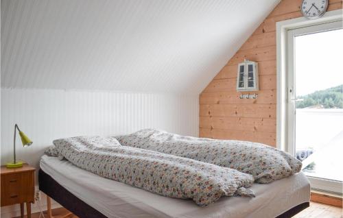 Ένα ή περισσότερα κρεβάτια σε δωμάτιο στο Lovely Home In Bokn With House Sea View