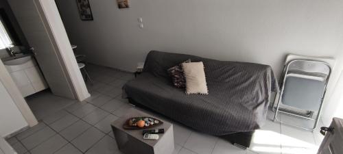 uma sala de estar com uma cama e uma mesa em Square Studio em Xanthi