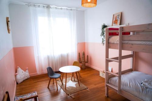 a bedroom with a bunk bed and a table and a desk at Le Straw' Berry • Fibre • Calme in Châteauroux