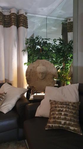 a living room with a couch and some plants at Mélodie in Cannes