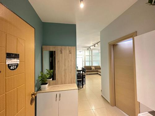 Foto dalla galleria di TreA Accomodations - On Private Beach with sunbed & umbrella a Vlorë