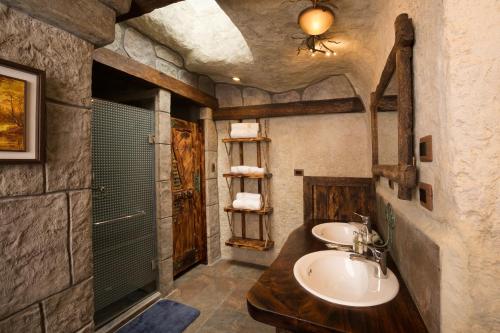 a bathroom with two sinks and a shower at Estancia San Juan in Cuenca