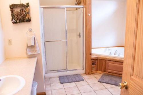 een badkamer met een douche en een wastafel bij New!! Lake Escape Located In Alphine Lake Resort in Alpine Lake