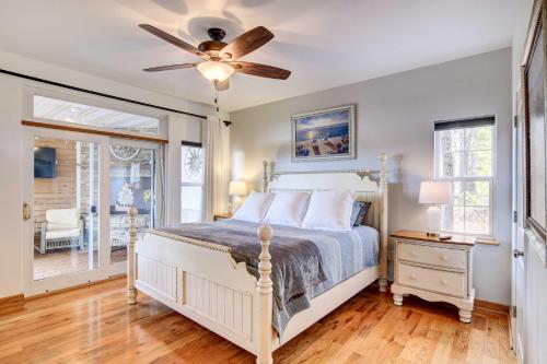 布兰森Secluded Branson Escape with Pool and Game Room!的一间卧室配有一张床和吊扇