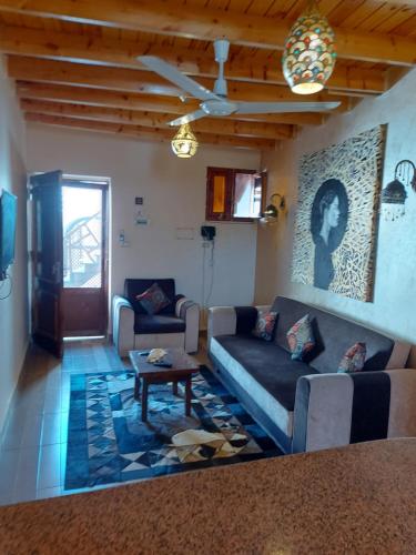 een woonkamer met een bank en een tafel bij Boondok's house in Dahab