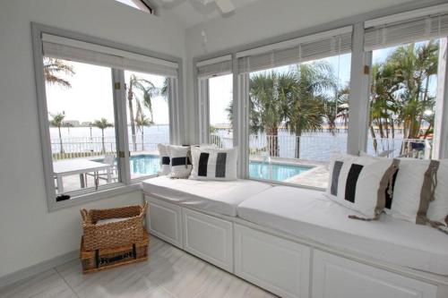 Cama ou camas em um quarto em Waterfront Villa With Private Pool!