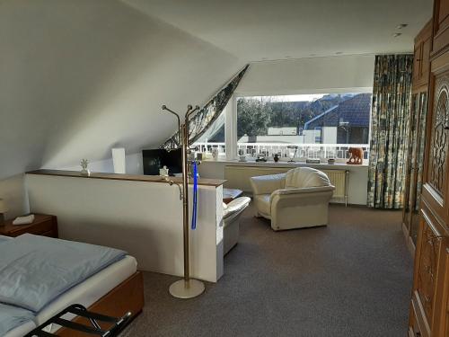 Schlafzimmer mit einem Bett, einem Schreibtisch und einem Stuhl in der Unterkunft Hotel Garni La mer in Bad Zwischenahn