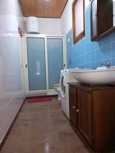 łazienka z umywalką i pralką w obiekcie Da laura w Trapani