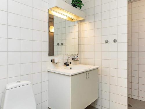 Hals的住宿－Apartment Hals V，白色的浴室设有水槽和卫生间。