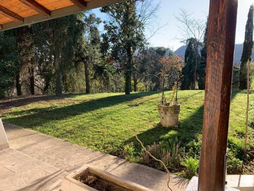 a garden with a pole and a field of grass at Il Bagolaro in Feriole