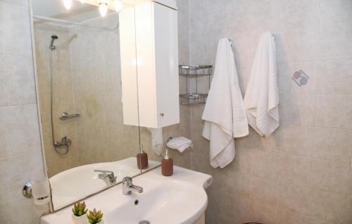 y baño con lavabo, aseo y espejo. en Sunny and Quiet 1 Bedroom Apt en Atenas