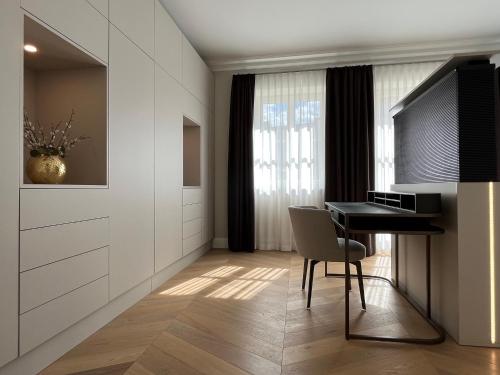 a living room with a desk and a chair at Luxury Home / 2-Raum-Apartment an der Frauenkirche in Dresden