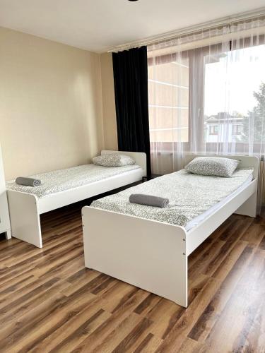 Ένα ή περισσότερα κρεβάτια σε δωμάτιο στο Pokoje Rezydencja Parysa