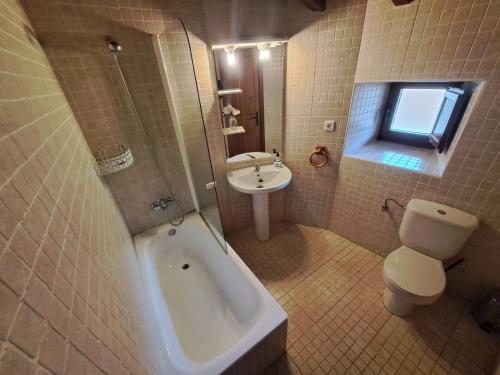 ein Badezimmer mit Badewanne, Toilette und Waschbecken in der Unterkunft Casa Rural La Pantizuela in Ortigosa de Tormes