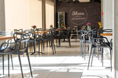 una fila de mesas y sillas en un restaurante en Transamerica Executive Belo Horizonte, en Belo Horizonte