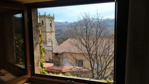 Ein allgemeiner Bergblick oder ein Berglick von des Ferienhauses aus