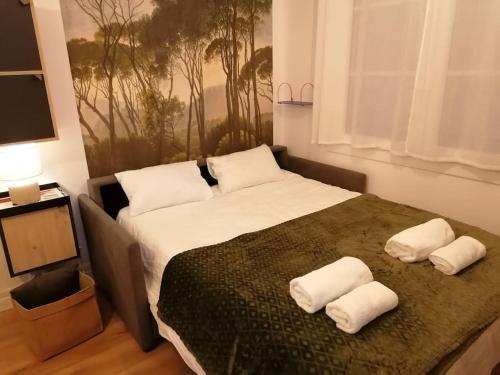 une chambre avec un grand lit avec deux oreillers dessus dans l'établissement Studio douillet proche plage, à Arcachon