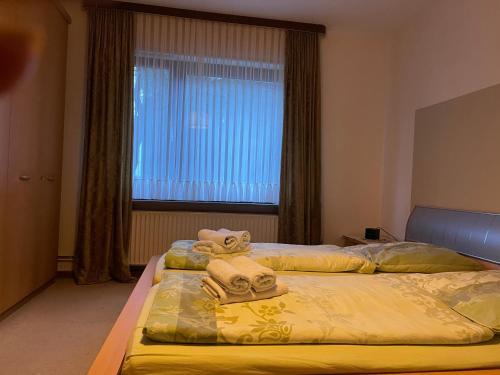 Dos camas en una habitación de hotel con toallas. en Berg I, 