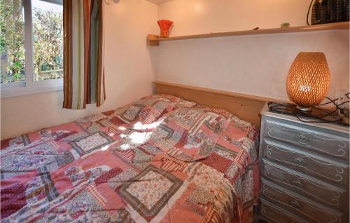 - une chambre avec un lit, une lampe et une commode dans l'établissement Pet Friendly Stacaravan, à Entraigues-sur-la-Sorgue