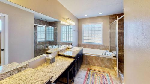 摩押的住宿－Moab Desert Home, 4 Bedroom Private House, Sleeps 10, Pet Friendly，大型浴室设有2个水槽和淋浴。