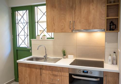 Kuchyň nebo kuchyňský kout v ubytování LOUTRAKI HOUSE