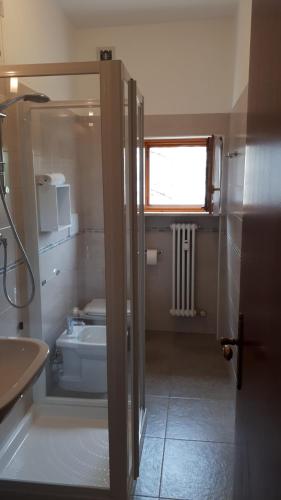 y baño con ducha y lavamanos. en Il Glicine sul Garda Appartamento Turistico en Peschiera del Garda