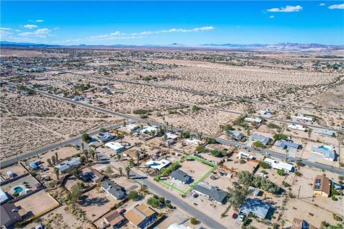an aerial view of a small town in the desert at Cozy Fresh Desert Hideaway, 5 mins to Joshua Tree in Twentynine Palms