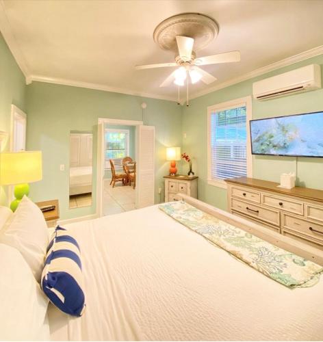 Una cama o camas en una habitación de Westwinds Inn
