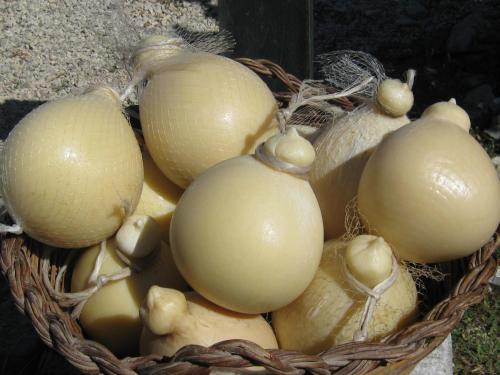 a basket full of onions in a basket at Aia di Lazzaro Agriturismo in Casalbore