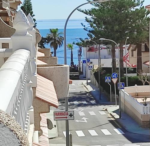 uma rua com um sinal que em Sun And Beach Torre Horadada em Torre de la Horadada