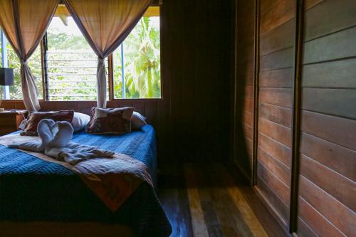 a bedroom with a bed and a window in it at Casa Drake Lodge in Drake