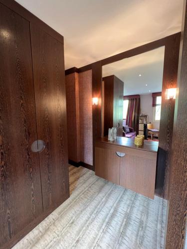 a room with a large wooden door and a kitchen at Studio dans le quartier luxe in Neuilly-sur-Seine