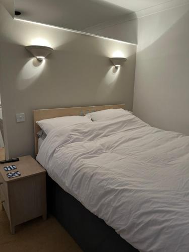 Łóżko lub łóżka w pokoju w obiekcie Lambourne House