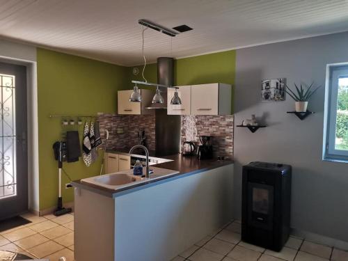 Kuchyň nebo kuchyňský kout v ubytování LE MACHAON , Gîte rural *** avec espace piscine privé