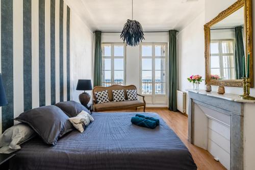 - une chambre avec un lit avec un miroir et une cheminée dans l'établissement T2 vue mer au pied de La Major, à Marseille