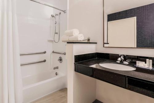 uma casa de banho com um lavatório, um chuveiro e um espelho. em Fairfield Inn & Suites Houston Westchase em Houston