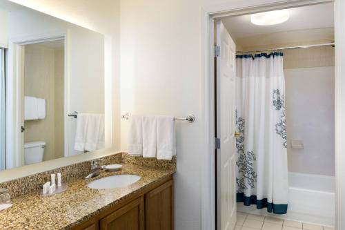 y baño con lavabo y ducha. en Residence Inn by Marriott Austin Parmer/Tech Ridge, en Austin