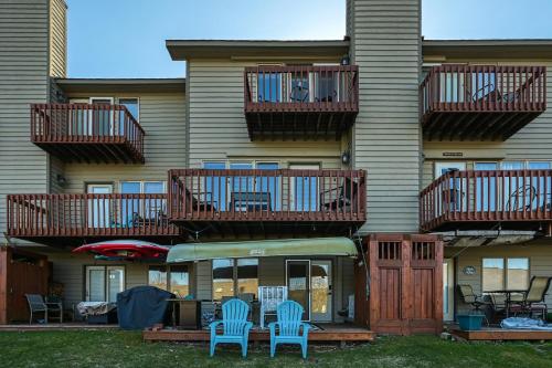 ein Apartmenthaus mit zwei Terrassen und blauen Stühlen in der Unterkunft Deep Creek Village in McHenry