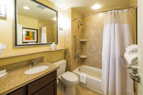 Kylpyhuone majoituspaikassa TownePlace Suites by Marriott El Paso Airport