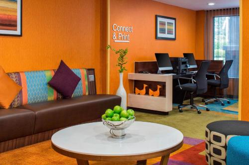 ein Büro mit einem Sofa und einem Tisch mit einer Obstschale in der Unterkunft Fairfield Inn & Suites by Marriott Bridgewater Branchburg/Somerville in Branchburg Park