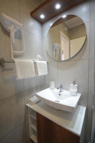 een badkamer met een wastafel en een spiegel bij Crown house in Vrnjačka Banja