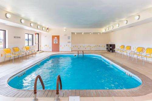 una piscina en una habitación de hotel con sillas alrededor en Fairfield Inn Muncie, en Muncie