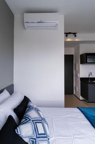 Postel nebo postele na pokoji v ubytování Studios Novíssimos com Piscina no Rooftop e vista para o Allianz Parque