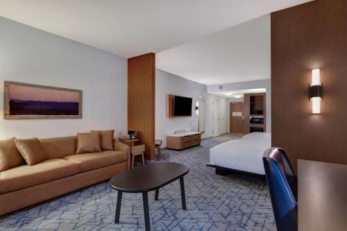 明尼阿波利斯的住宿－Fairfield by Marriott Inn & Suites Minneapolis Downtown，酒店客房设有一张沙发和一张床