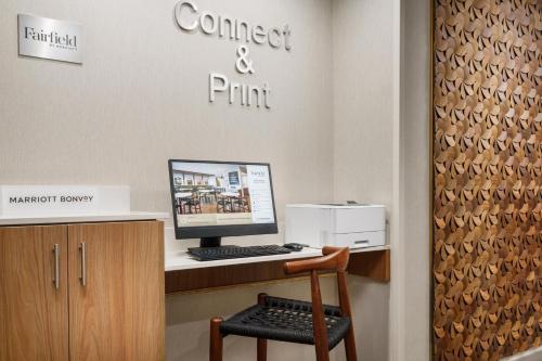 Телевизор и/или развлекательный центр в Fairfield Inn & Suites by Marriott Oakhurst Yosemite