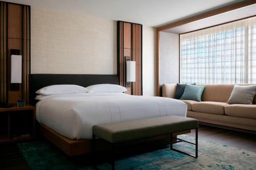 um quarto com uma cama grande e um sofá em Charlotte Marriott City Center em Charlotte