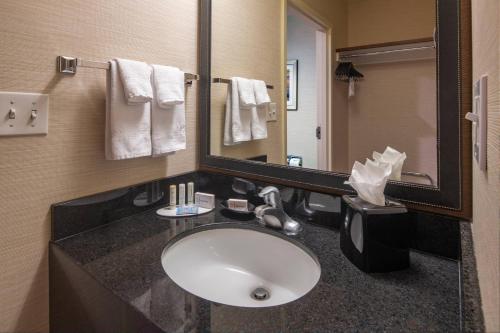 W łazience znajduje się umywalka i lustro. w obiekcie Fairfield Inn Salt Lake City South w mieście Murray