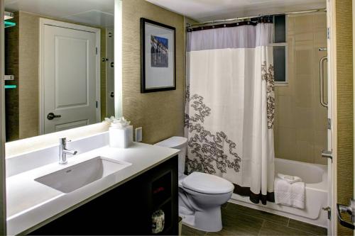 uma casa de banho com um lavatório, um WC e um chuveiro em Residence Inn by Marriott Atlanta Midtown/Georgia Tech em Atlanta