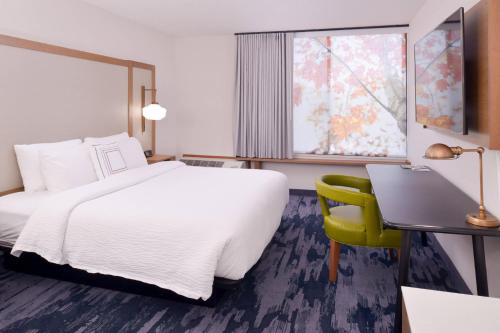 Habitación de hotel con cama, escritorio y ventana en Fairfield Inn and Suites by Marriott Bakersfield Central, en Bakersfield
